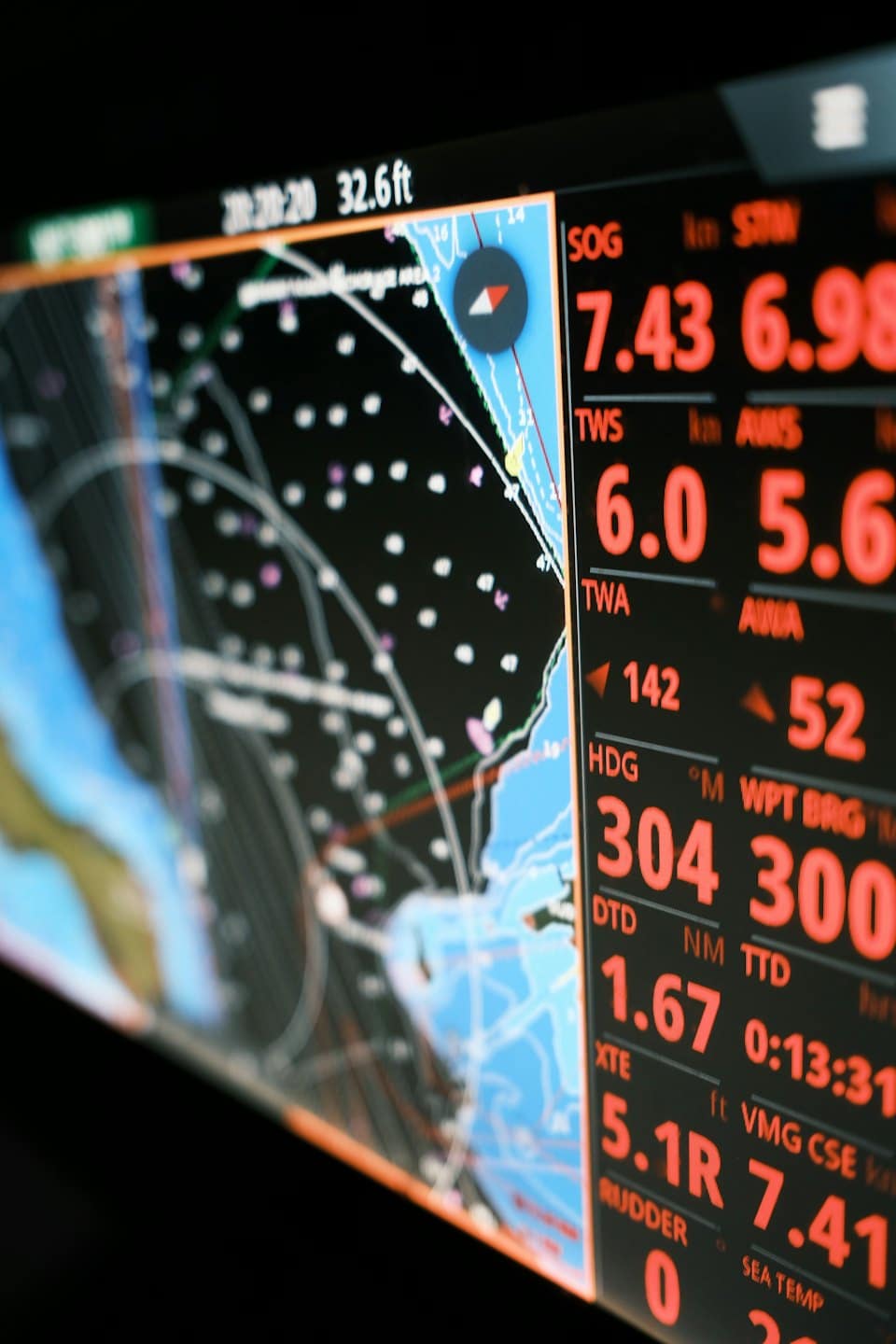 Schermata di navigazione marina con carte nautiche digitali e dati.